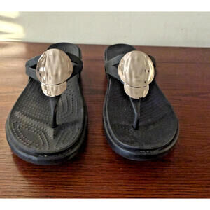 Crocs Sanrah Sandals Women's Size 10 Black Liquid Metallic Wedge Flip Shoes